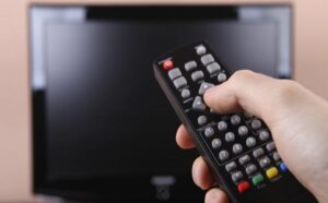 Tivi đen màn hình, kỹ thuật đang kiểm tra bo nguồn