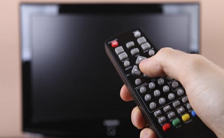 Tivi đen màn hình, kỹ thuật đang kiểm tra bo nguồn